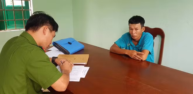 Lê Sỹ Dũng tại cơ quan công an