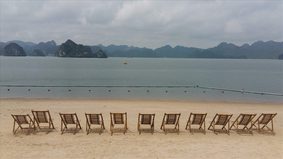 Đảo Soi Sim vừa mới được đưa vào phục vụ du lịch, với dịch vụ duy nhất hiện nay là bãi tắm. Tuy nhiên, lượng khách chưa đông bởi nhiều người chưa biết Soi Sim. Sắp tới đây, trên đảo sẽ có một bảo tàng trưng bày, trồng các loài thực vật đặc hữu của vịnh Hạ Long