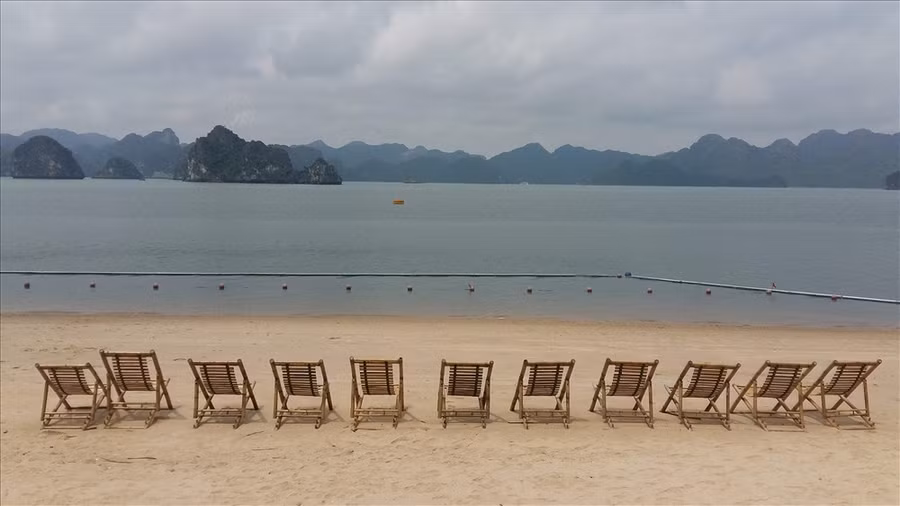 Đảo Soi Sim vừa mới được đưa vào phục vụ du lịch, với dịch vụ duy nhất hiện nay là bãi tắm. Tuy nhiên, lượng khách chưa đông bởi nhiều người chưa biết Soi Sim. Sắp tới đây, trên đảo sẽ có một bảo tàng trưng bày, trồng các loài thực vật đặc hữu của vịnh Hạ Long