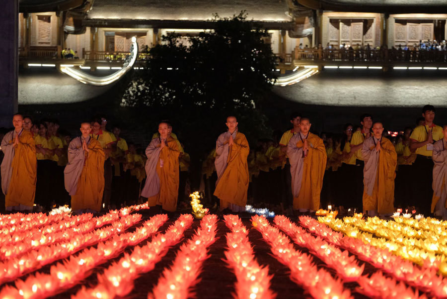 Hàng ngàn trái tim có mặt trong đêm hoa đăng đã nhất tâm hướng nguyện, đồng cầu nguyện cho thế giới bình yên, nhân dân ấm no, hạnh phúc, xin bình an về muôn nơi, xứ xứ không còn đao binh, thiên tai chết chóc. Nâng ngọn nến trên tay, nguyện cầu cho Phật pháp trường tồn, nước nhà hưng thịnh.