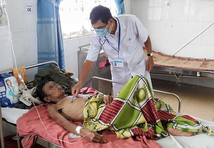  Bác sĩ thăm khám cho bệnh nhân tại Khoa Khám-Hồi sức cấp cứu (Bệnh viện Lao và Bệnh phổi tỉnh). Ảnh: N.N