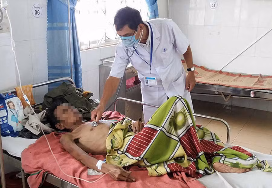  Bác sĩ thăm khám cho bệnh nhân tại Khoa Khám-Hồi sức cấp cứu (Bệnh viện Lao và Bệnh phổi tỉnh). Ảnh: N.N