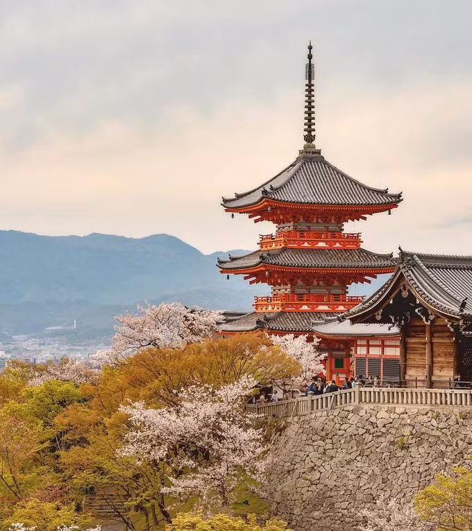  Chùa Kiyomizu (chùa Thanh Thủy) ở Kyoto là một trong những ngôi chùa có lịch sử lâu đời nhất tại Nhật, được xây dựng từ năm 778. Leo lên đến đỉnh, bạn có thể phóng tầm nhìn ngắm toàn cảnh cố đô của xứ sở mặt trời mọc.