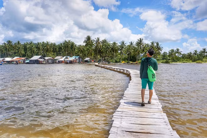 Mạnh dạn bước trên những tấm ván đơn sơ nhưng cũng được bảo chứng là vững chắc trước bao đợt sóng gió, bạn sẽ thấy chỉ còn ta với mây trời