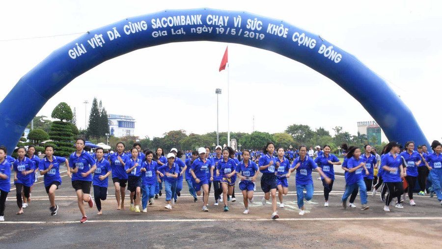 Các VĐV tham gia chạy ở nội dung nữ trẻ. Ảnh: Hà Phương