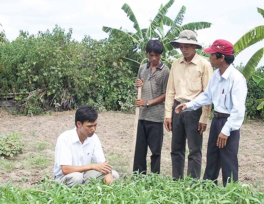 Cán bộ MTTQ tuyên truyền thực hiện làm thay đổi nếp nghĩ, cách làm trong đồng bào DTTS để từng bước vươn lên thoát nghèo. Ảnh: T.N