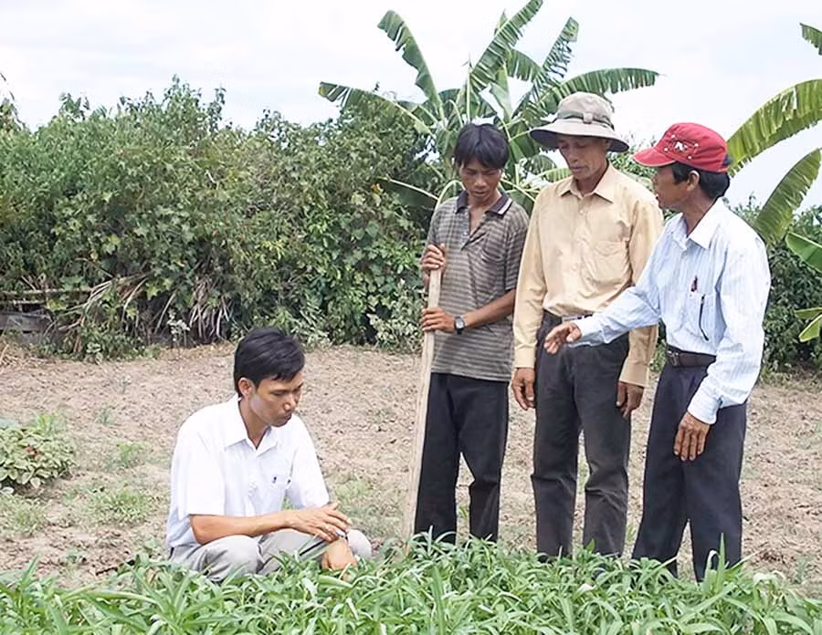 Cán bộ MTTQ tuyên truyền thực hiện làm thay đổi nếp nghĩ, cách làm trong đồng bào DTTS để từng bước vươn lên thoát nghèo. Ảnh: T.N