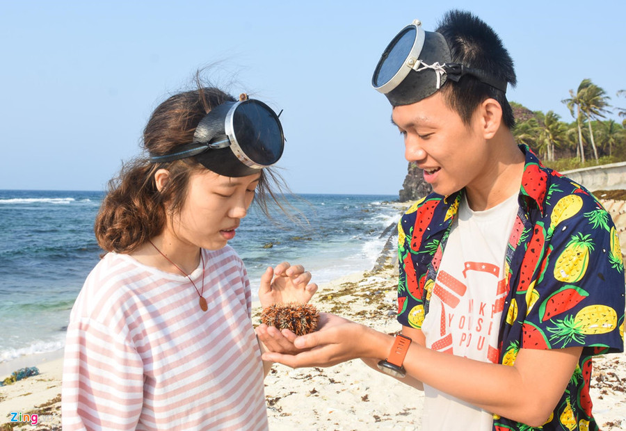  Lần đầu tiên thấy con nhum biển rực rỡ sắc màu, Ôn Thị Hoài Thương (Bình Định) cảm giác tò mò thích thú. 