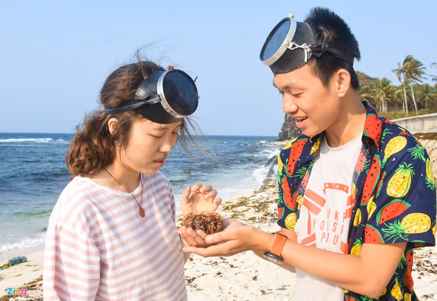  Lần đầu tiên thấy con nhum biển rực rỡ sắc màu, Ôn Thị Hoài Thương (Bình Định) cảm giác tò mò thích thú. 