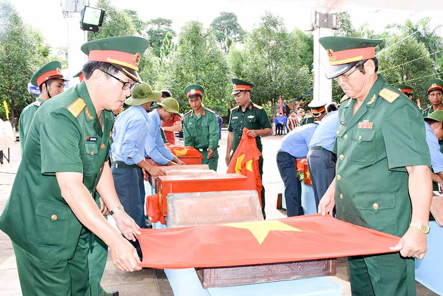 Thiêng liêng ngày về với đất Mẹ. 