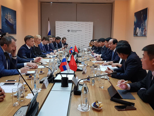 Bộ trưởng, Chủ nhiệm Văn phòng Chính phủ Mai Tiến Dũng làm việc với Bộ trưởng Bộ Phát triển số, thông tin liên lạc và truyền thông đại chúng Liên bang Nga