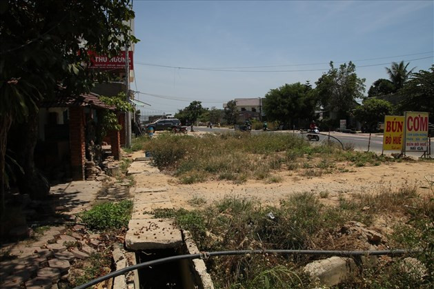 Mặt bằng đã được bàn giao nhưng nhà thầu vẫn chưa thi công. Ảnh: P.V