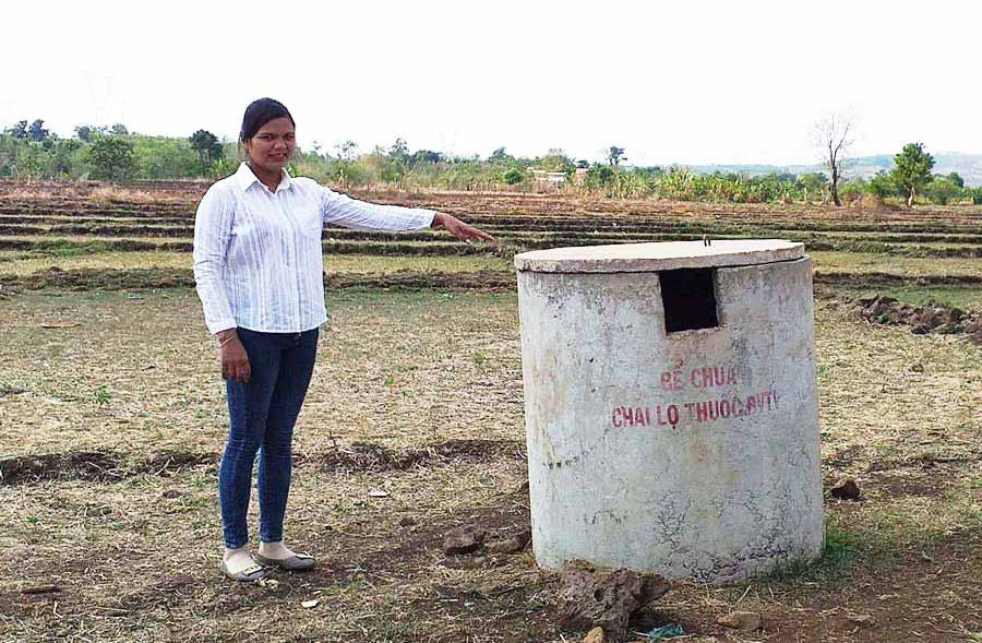  Có bể đựng, tình trạng vứt bao bì thuốc BVTV tại cánh đồng của làng Kênh Săn (xã Ia Le, huyện Chư Pưh) không còn nữa. Ảnh: H.T