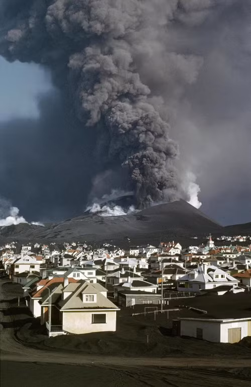  Những ngọn núi lửa tạo nên đảo Heimaey vẫn đang hoạt động. Vụ phun trào nổi tiếng nhất diễn ra tại đây vào ngày 23/1/1973 khiến phần lớn thị trấn bị phá hủy và toàn bộ cư dân trên đảo phải sơ tán khẩn cấp. Tuy nhiên, vụ phun trào lại giúp hòn đảo mở rộng về chiều dài. Ảnh: Valdís Óskarsdóttir.
