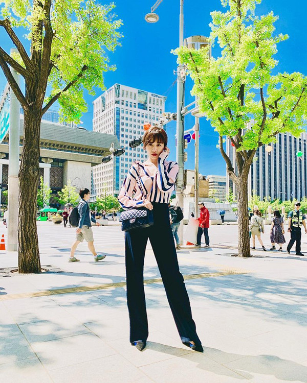 Hari Won thể hiện phong cách thời trang không 'thua chị, kém em' với sơ mi lụa và quần suông ống rộng kiểu dáng thanh lịch. Hari Won thể hiện phong cách thời trang không 'thua chị, kém em' với sơ mi lụa và quần suông ống rộng kiểu dáng thanh lịch.