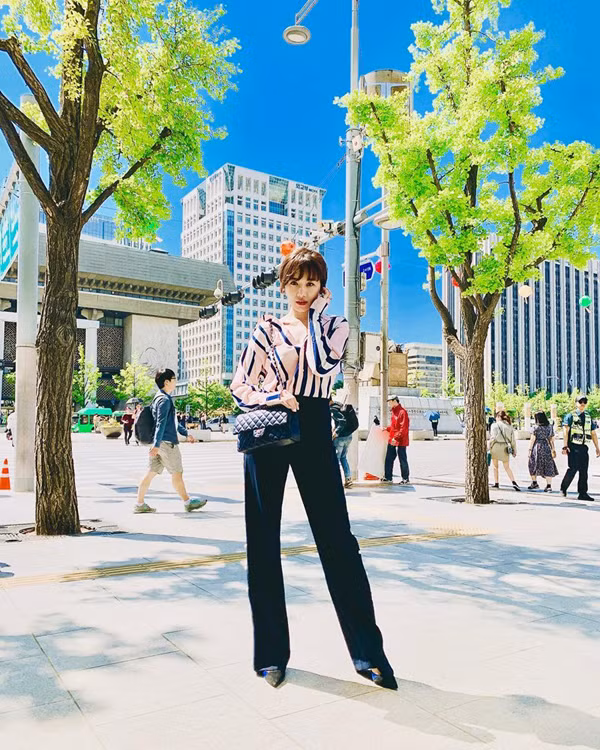  Hari Won thể hiện phong cách thời trang không 'thua chị, kém em' với sơ mi lụa và quần suông ống rộng kiểu dáng thanh lịch.