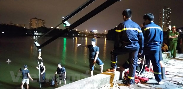 Cảnh sát tiến hành tìm kiếm và trục vớt chiếc xe (Ảnh: CTV T.Long/Vietnam+)