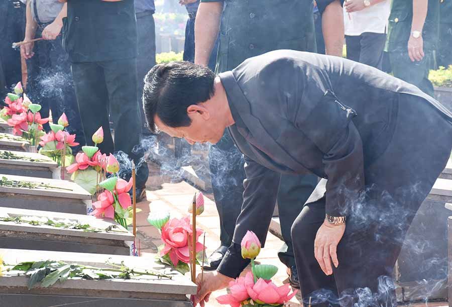Bí thư Tỉnh ủy Dương Văn Trang thắp hương trước phần mộ liệt sĩ