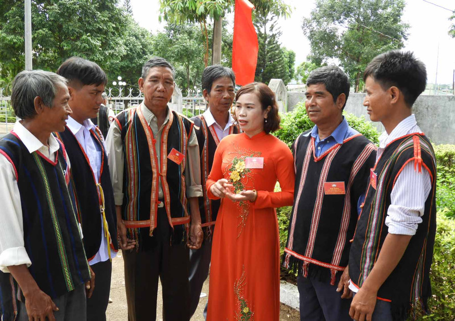 Chủ tịch Ủy ban MTTQ Việt Nam huyện Mang Yang Nguyễn Thị Thanh Nga trao đổi với các đại biểu về công tác giảm nghèo trong đồng bào dân tộc thiểu số. Ảnh: Thanh Nhật