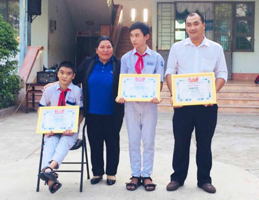 Phó Bí thư Tỉnh đoàn Hà Thị Giang Thảo tặng bằng khen cho 2 em học sinh và Thị Đoàn Ayun Pa. Ảnh: P.L