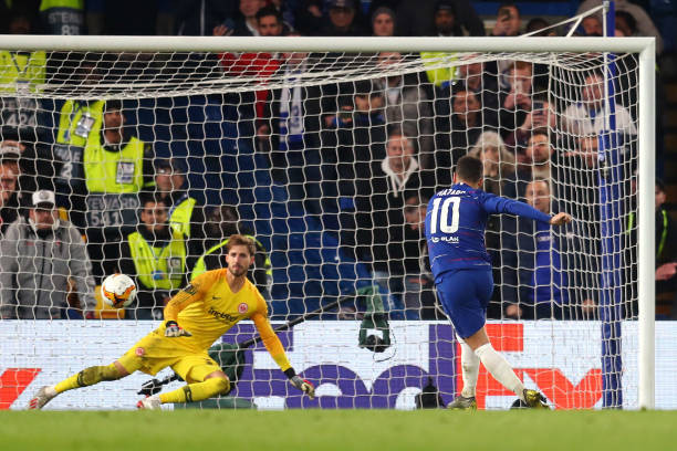 Eden Hazard ấn định chiến thắng 4-3 trên chấm luân lưu cho Chelsea trước "Ngựa ô" Frankfurt. (Ảnh: Getty) Eden Hazard ấn định chiến thắng 4-3 trên chấm luân lưu cho Chelsea trước
