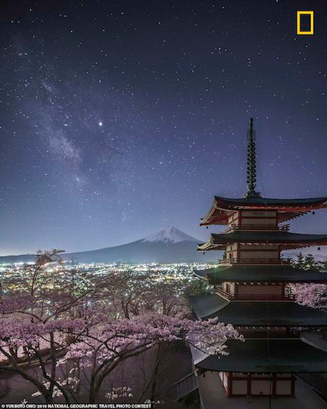 Yukihito Ono chụp bức ảnh tuyệt đep này ở Fujisawa. Anh nói: “Tôi có thể nhìn thấy dải Ngân hà khi hoa anh đào ở chùa Chureito nở rộ”