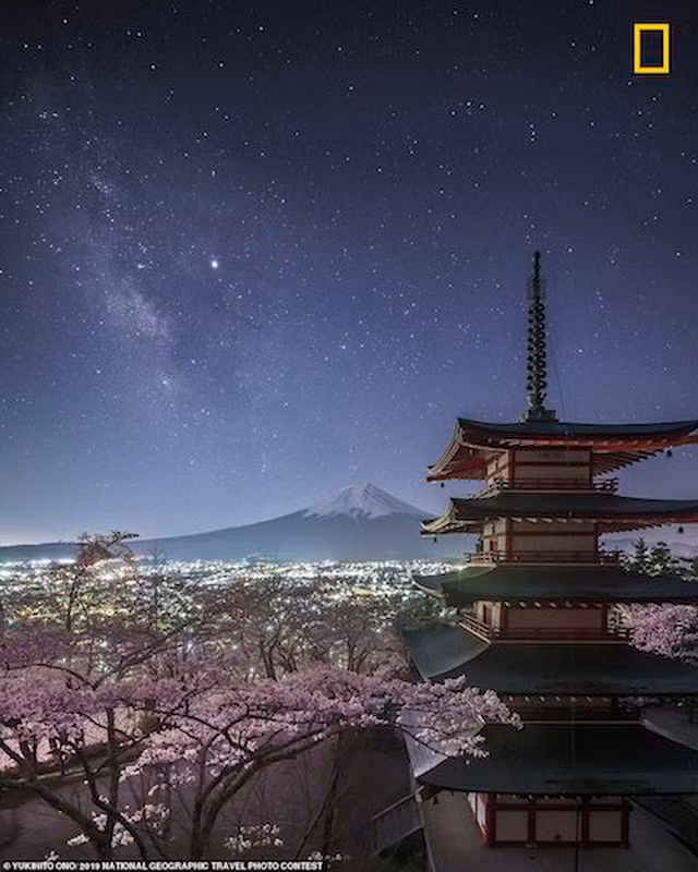 Yukihito Ono chụp bức ảnh tuyệt đep này ở Fujisawa. Anh nói: “Tôi có thể nhìn thấy dải Ngân hà khi hoa anh đào ở chùa Chureito nở rộ”