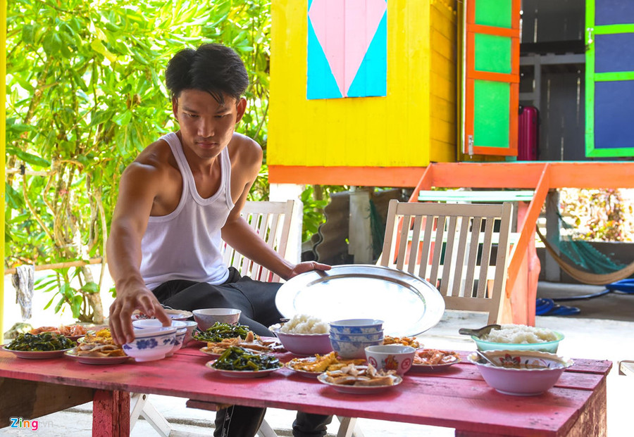 Sâm vào bếp nấu bữa ăn phục vụ du khách. 