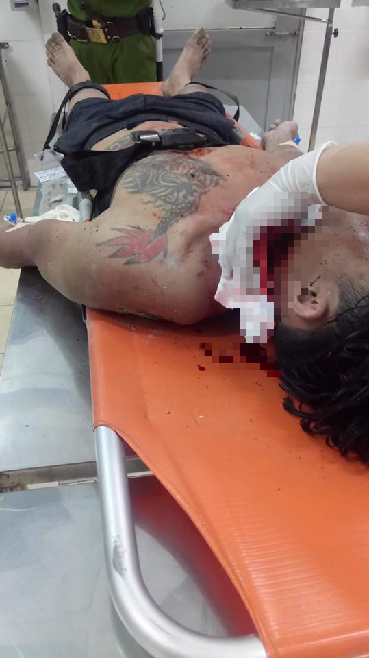 Trước khi được cứu lên, thanh niên nghi ngáo đá đã tự dùng dao cứa cổ (Ảnh: Thanh niên La Gi) Trước khi được cứu lên, thanh niên nghi ngáo đá đã tự dùng dao cứa cổ (Ảnh: Thanh niên La Gi)