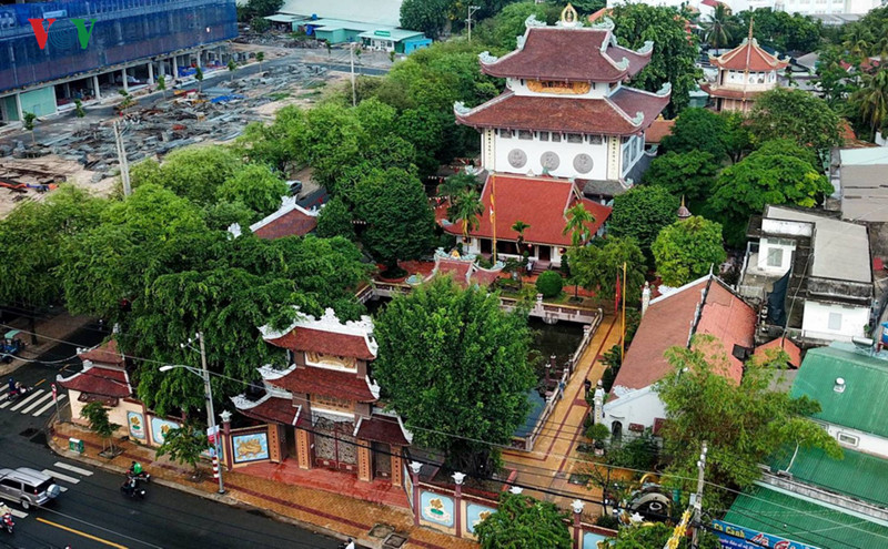  Chùa Một Cột Thủ Đức – Sài Gòn có tên chữ là Nam Thiên Nhất Trụ Tự nằm trên đường Đặng Văn Bi, quận Thủ Đức, TP Hồ Chí Minh là một ngôi chùa đặc biệt.