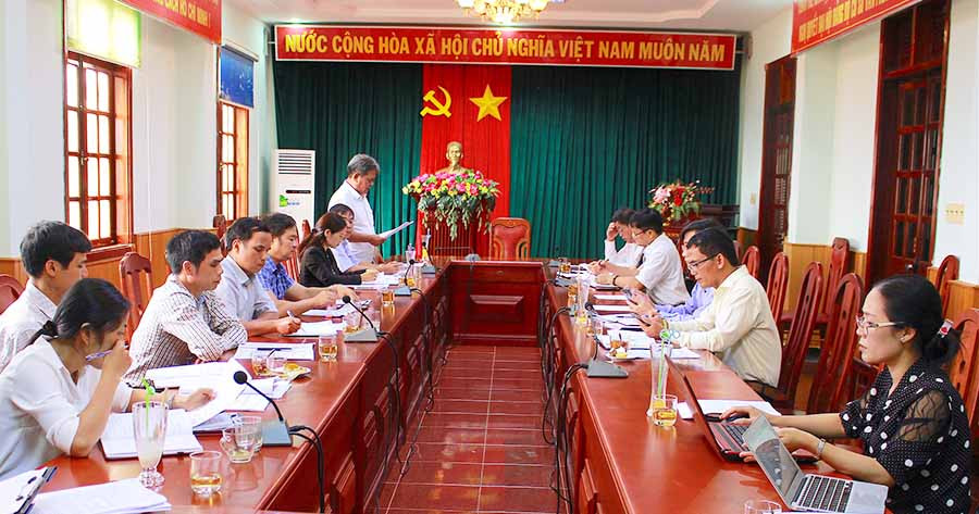 Ban Dân tộc HĐND tỉnh Gia Lai làm việc với các sở, ngành liên quan về việc thực hiện chính sách hỗ trợ cho học sinh trên địa bàn tỉnh. Ảnh: Hồng Thi