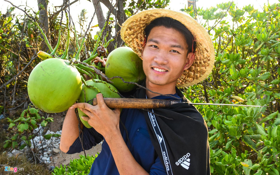 Chàng trai 26 tuổi cao 1,75m, được nhiều du khách nhận xét có khuôn mặt 