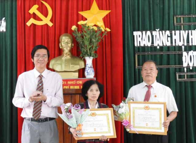 Trao tặng huy hiệu Đảng tại Đảng bộ Thành phố Pleiku. Ảnh: Thanh Nhật