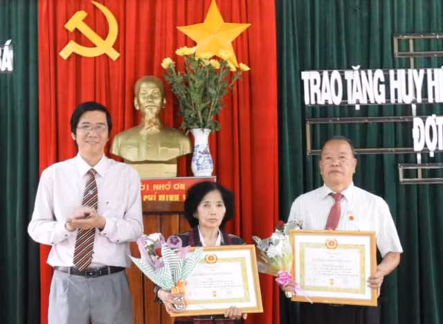 Trao tặng huy hiệu Đảng tại Đảng bộ Thành phố Pleiku. Ảnh: Thanh Nhật