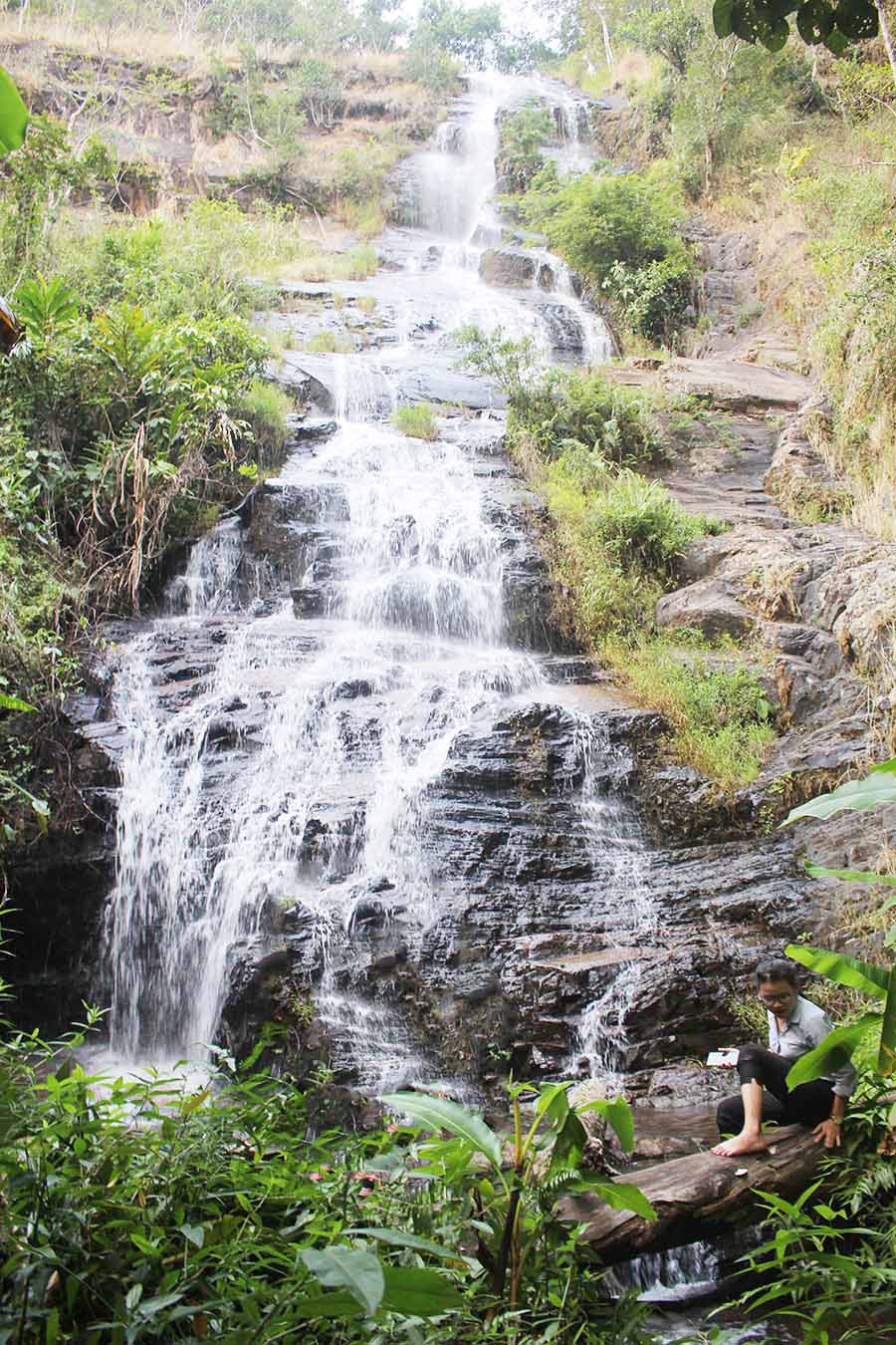 Du khách bên con thác. Ảnh: H.P  Du khách bên con thác. Ảnh: H.P