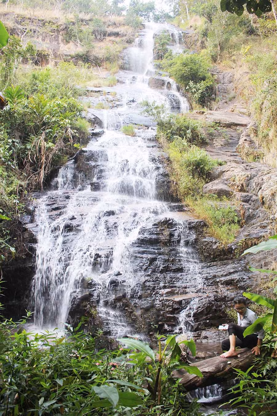  Du khách bên con thác. Ảnh: H.P