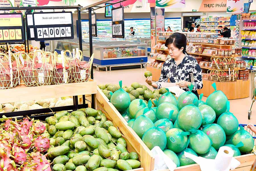 Nhiều loại trái cây trong nước đã có mặt tại các siêu thị giúp người tiêu dùng có thêm cơ hội lựa chọn. Ảnh: Đ.T