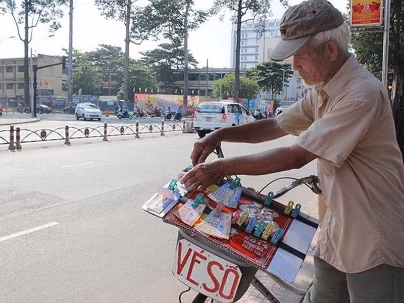 Xổ số truyền thống và Vietlott đã và đang bước vào cuộc chiến giành thị phần, khách hàng tại Việt Nam. Ảnh: THU HÀ