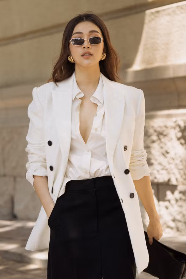  Trong bộ ảnh vừa thực hiện, á hậu Lệ Hằng trở nên sang chảnh hơn với các mẫu váy áo hợp mốt mùa hè. 