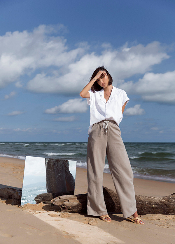  Đề cao sự giải phóng hình thể, Minh Triệu tận dụng các chất liệu vải thô, vải dệt tự nhiên để mang đến cảm giác nhẹ nhõm qua các mẫu áo quần phom dáng rộng.