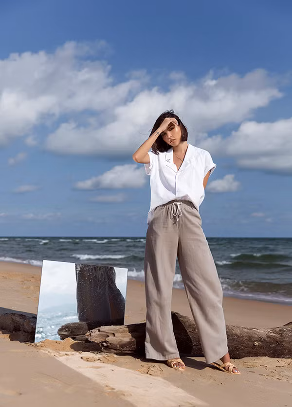  Đề cao sự giải phóng hình thể, Minh Triệu tận dụng các chất liệu vải thô, vải dệt tự nhiên để mang đến cảm giác nhẹ nhõm qua các mẫu áo quần phom dáng rộng.