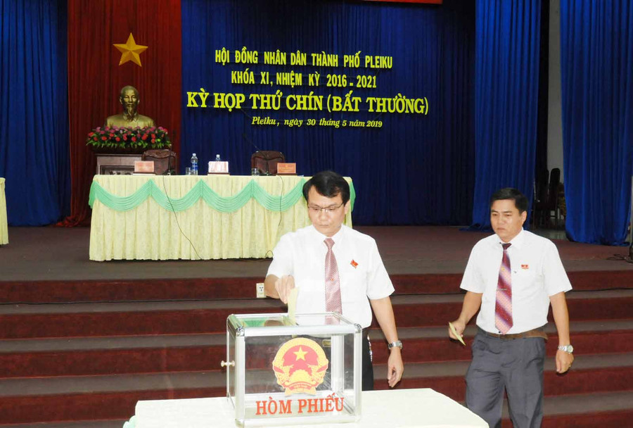 Bỏ phiếu kín bầu chức danh Chủ tịch Ủy ban nhân dân thành phố Pleiku. Ảnh: Thanh Nhật 