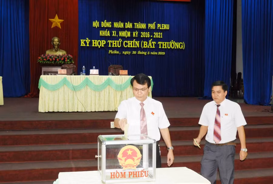 Bỏ phiếu kín bầu chức danh Chủ tịch Ủy ban nhân dân thành phố Pleiku. Ảnh: Thanh Nhật 