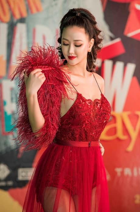  Maya ngoài đời có hình thể quyến rũ, đặc biệt là vòng một căng tràn trong mọi set đồ. Cô là một nghệ sĩ đa năng khi có thể hoạt động thời trang, hát và diễn xuất. 