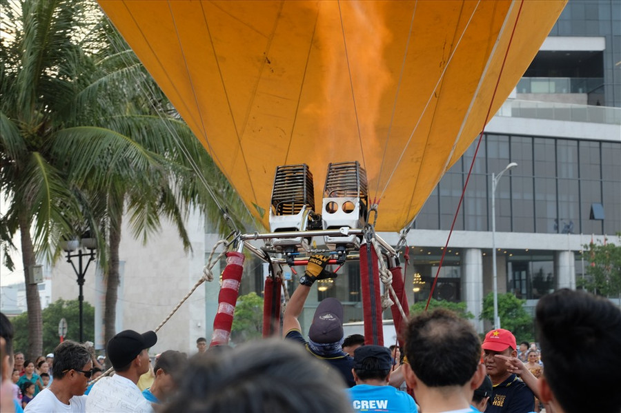 Các phi công đang chuẩn bị vận hành.