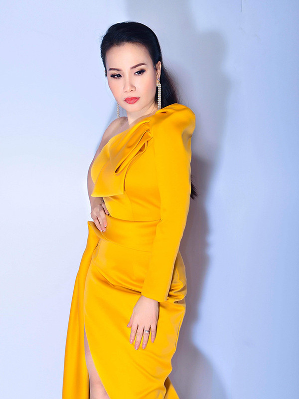 Ca sĩ Cẩm Ly cũng hoà cùng trao lưu diện váy tông màu rực rỡ và theo phong cách sexy đang được các người đẹp showbiz yêu thích ở mùa hè 2019. Ca sĩ Cẩm Ly cũng hoà cùng trao lưu diện váy tông màu rực rỡ và theo phong cách sexy đang được các người đẹp showbiz yêu thích ở mùa hè 2019.