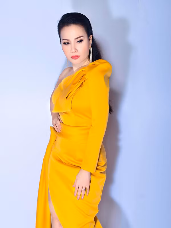  Ca sĩ Cẩm Ly cũng hoà cùng trao lưu diện váy tông màu rực rỡ và theo phong cách sexy đang được các người đẹp showbiz yêu thích ở mùa hè 2019.