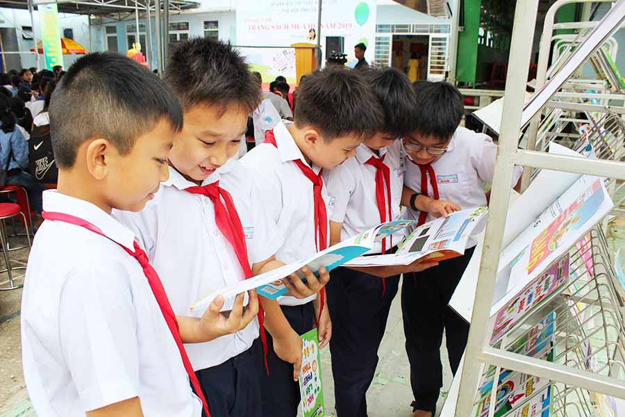 Bạn đọc thiếu nhi hào hứng tại khu vực đọc sách báo tự chọn. Ảnh: Hoàng Ngọc