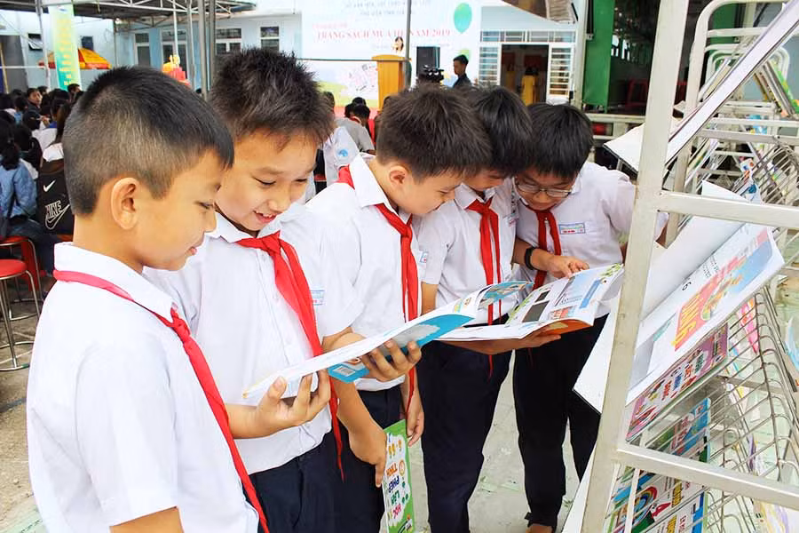 Bạn đọc thiếu nhi hào hứng tại khu vực đọc sách báo tự chọn. Ảnh: Hoàng Ngọc