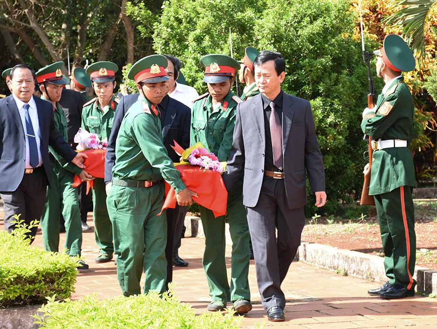 Đưa các anh ra nơi an táng